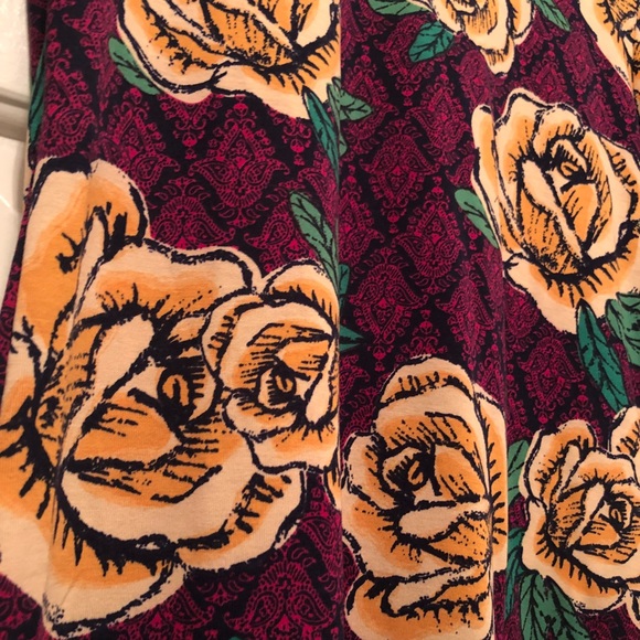 LuLaRoe Irma,SM/yellow roses/pattern burg back/new - Picture 6 of 6